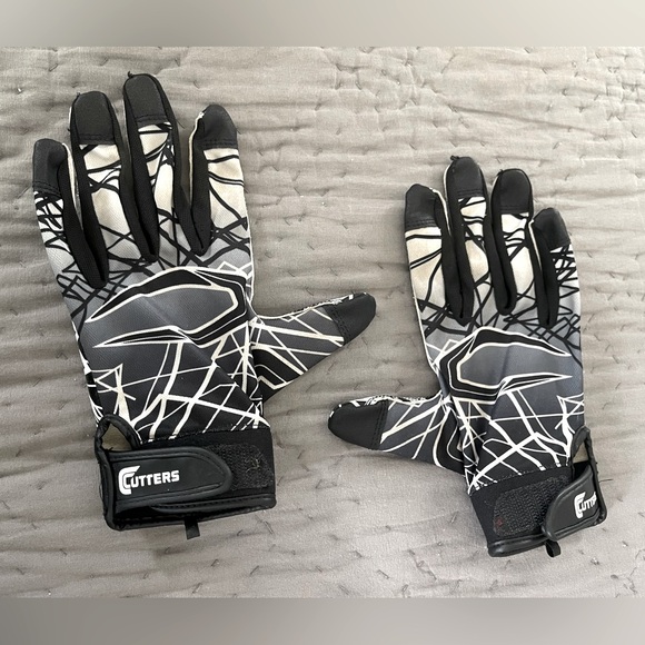 Cutters Black White Graphic Game Day Receiver Football Gloves Youth Medium S150 - Picture 1 of 5